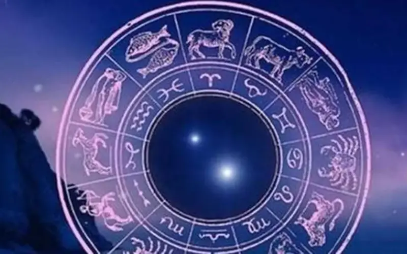 عالم الفلك يبتسم للسرطان والعقرب.. هل أنت من الأبراج الأكثر حظًا في الجانب المهني اليوم؟