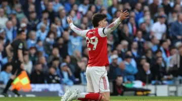 عين على الحكم: برشلونة يراقب غاضبًا.. هل نجا مدافع مانشستر سيتي من طرد محقق أمام آرسنال؟!