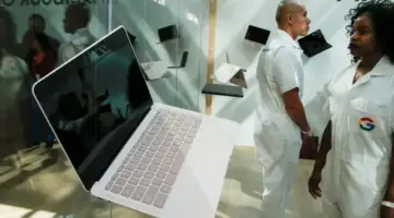 “غوغل” تطور حاسوباً محمولاً من فئة “بيكسل” وميزة إضاءة للهواتف