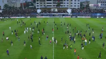 فوضى في الملعب.. اشتباكات وشغب جماهيري يؤخر قمة أولمبيك أسفي واتحاد العاصمة