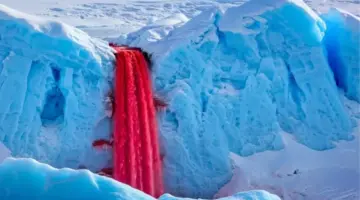 في 19 درجة تحت الصفر… مياه حمراء غامضة تواصل الجريان دون تجمُد