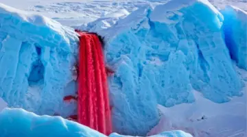 في 19 درجة تحت الصفر… مياه حمراء غامضة تواصل الجريان بلا تجمُد