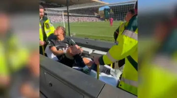 فيديو صادم | تشافي سيمونز يوجه إهانات لأحد المشجعين بعد تعرضه لإصابة خطيرة!