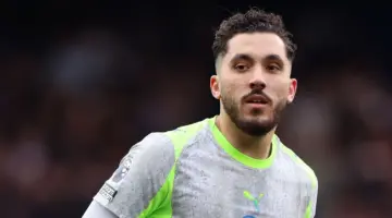 فيديو: لقطات جماهيرية حصرية تُظهر ريان شرقي وهو يلعب لعبة قلب الزجاجة خلال فوز مانشستر سيتي على تشيلسي