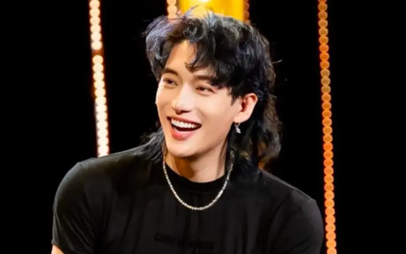 قام مؤلف الأغاني بتعديل كلمات السطر المثير للجدل “سيقان الأرز طويلة لكنها لا تنحني”.