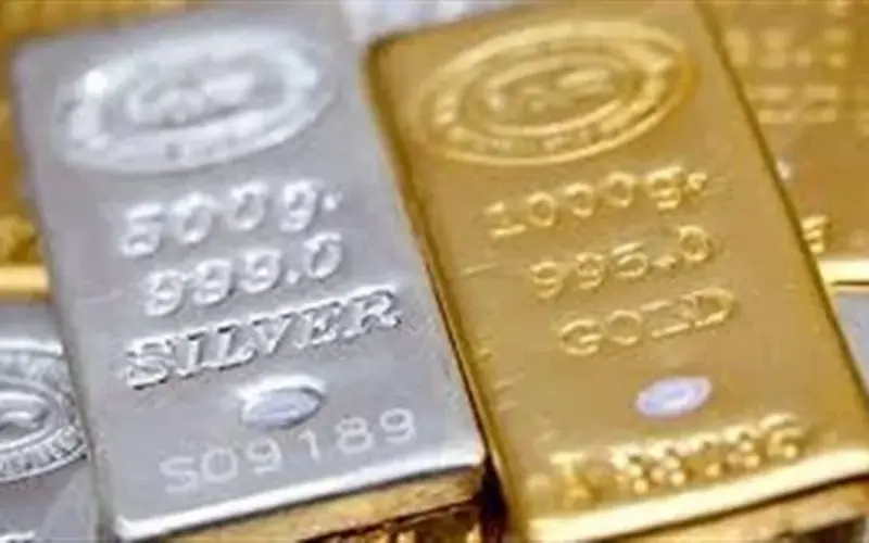 قفزة قياسية في أسعار الذهب والفضة.. وعيار 21 يبلغ 7040 جنيهاً