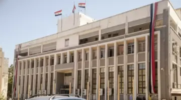 كبار تجار العملة يتخذون قراراً سرياً يؤدي إلى أزمة سيولة حادة وتصاعد النتائج الكارثية