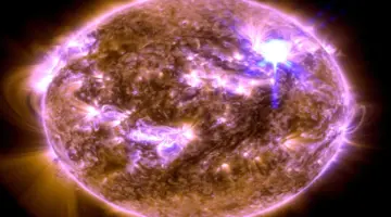 كشف سر ألسنة اللهب الشمسية.. كيف تسبح سحب البلازما العملاقة فوق الشمس؟ | علوم