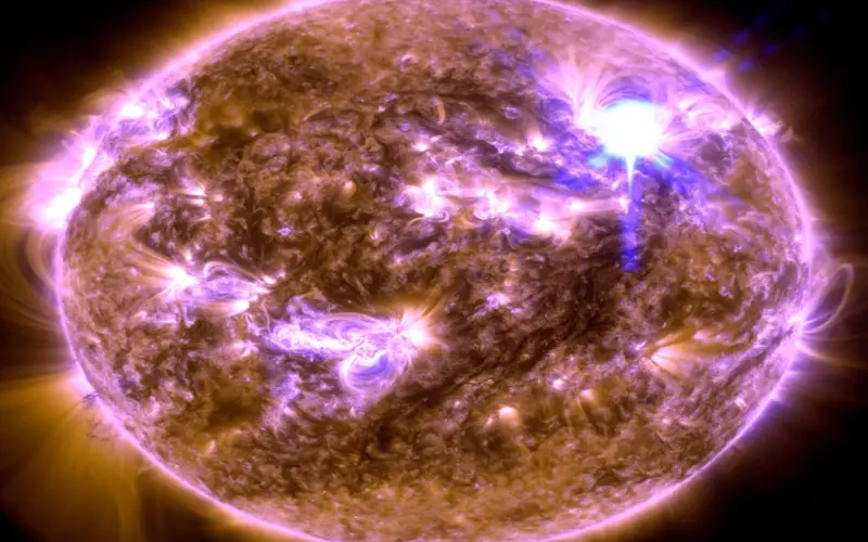 كشف سر ألسنة اللهب الشمسية.. كيف تسبح سحب البلازما العملاقة فوق الشمس؟ | علوم