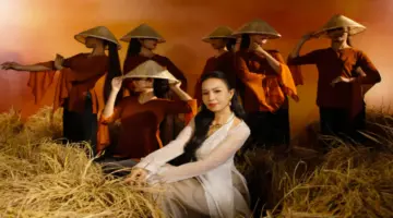 كيف جرى تغيير كلمات أغنية “سيقان الأرز الناضجة تقف شامخة لكنها لا تنحني أبدًا” بعد الجدل؟