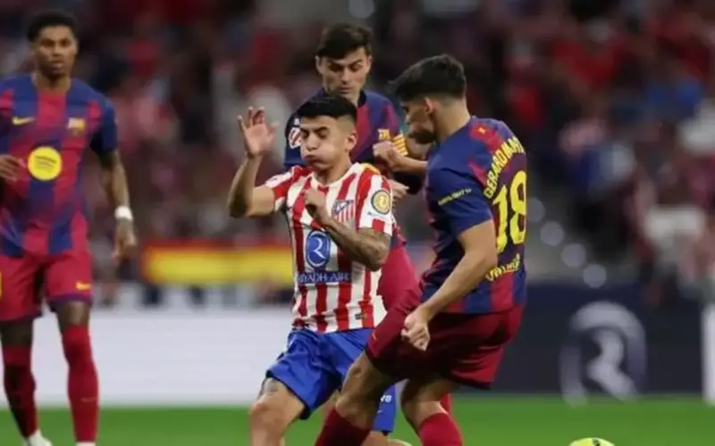 لجنة الحكام توضح مدى صحة قرار إلغاء طرد لاعب برشلونة أمام أتلتيكو