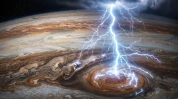 لغز البرق الهائل على المشتري.. طاقةٌ مروّعة في سماء عملاق الغاز