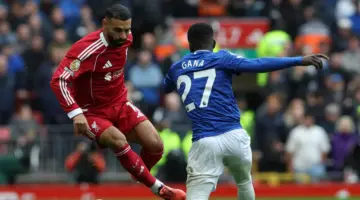 ما القنوات الناقلة لمباراة إيفرتون وليفربول في الدوري الإنجليزي 2025-2026؟ وكيف تتابعها عبر الإنترنت؟