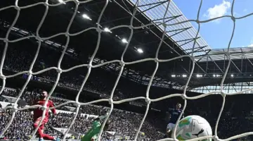 ماذا ذكرت صحف إنجلترا بعد رسالة وداع محمد صلاح وتألقه أمام إيفرتون؟