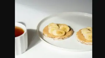 ماذا يطرأ على مستوى السكر بالدم عند تناول كعكة أرز مع زبدة الفول السوداني؟