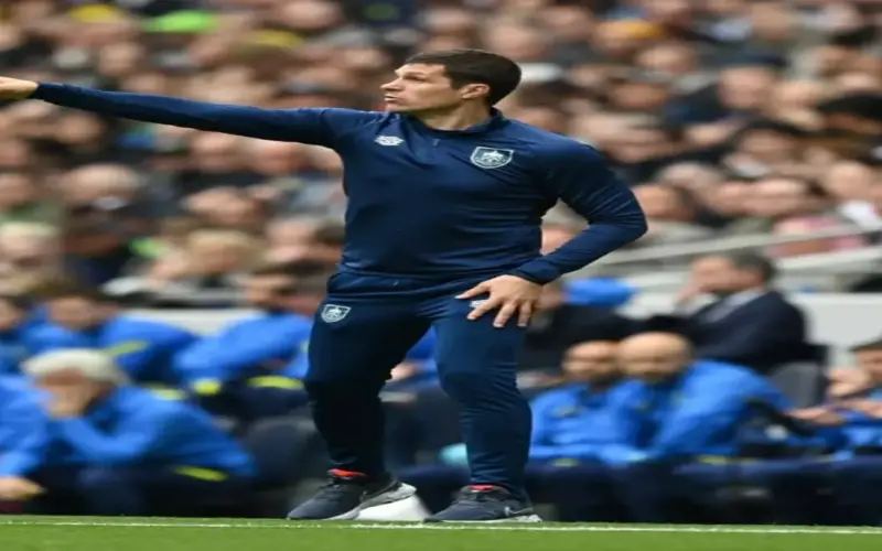 مايكل جاكسون يدرب بيرنلي لنهاية الموسم.. ما الحكاية؟