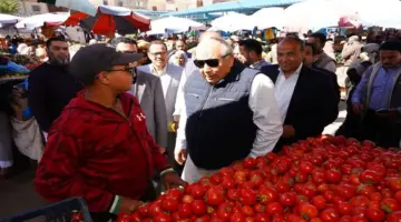 محافظ مطروح يتفقد سوق الخضروات ويُحيل مسؤول التموين للتحقيق لعدم الإعلان عن الأسعار