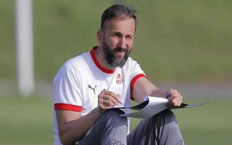 مدرب شباب بلوزداد يصعّد ضد الإدارة قبل مواجهة الزمالك.. وتهديد بـ«كاس»