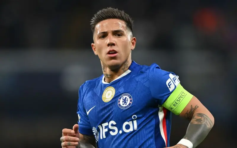 من المحتمل أن يضطر تشيلسي إلى بيع إنزو فرنانديز إذا فشل في التأهل إلى دوري أبطال أوروبا