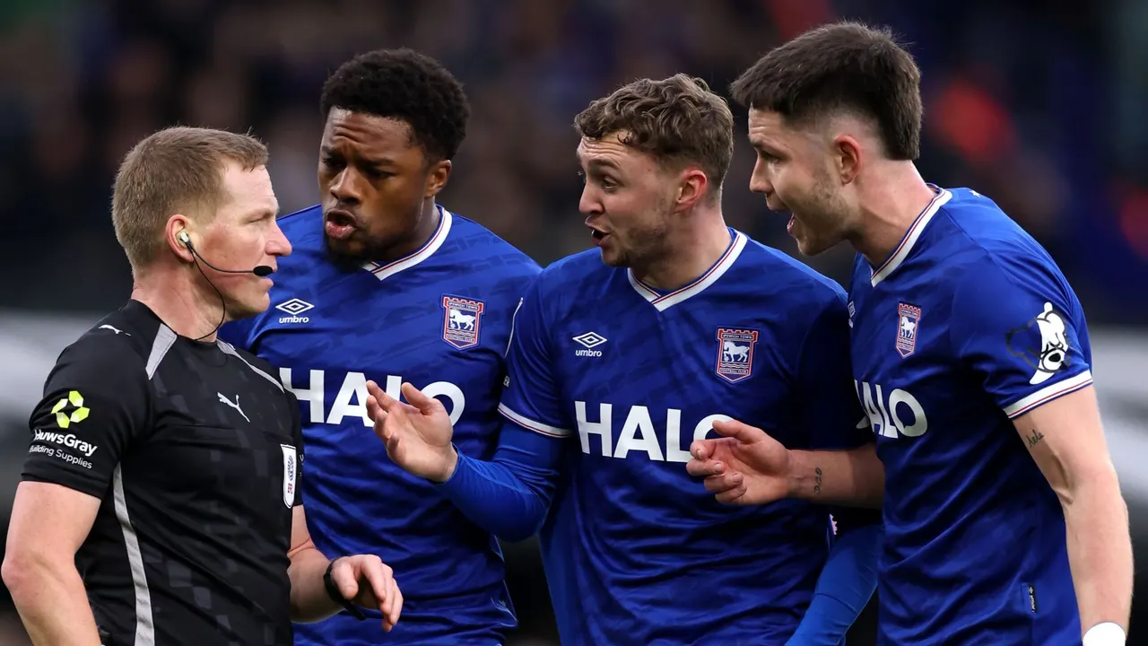 من بطل الدوري الإنجليزي الممتاز إلى دوري الدرجة الأولى في غضون 10 سنوات؟ مخاوف ليستر من الهبوط تتزايد بعد رفض الاستئناف ضد خصم ست نقاط