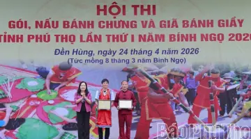 نال حي فان فو، التابع لبلدية ثونغ لونغ، الجائزة الخاصة في المسابقة لتغليف وطهي بان تشونغ (كعكات الأرز الفيتنامية التقليدية) ودق بان جياي (نوع آخر من كعكات الأرز الفيتنامية).