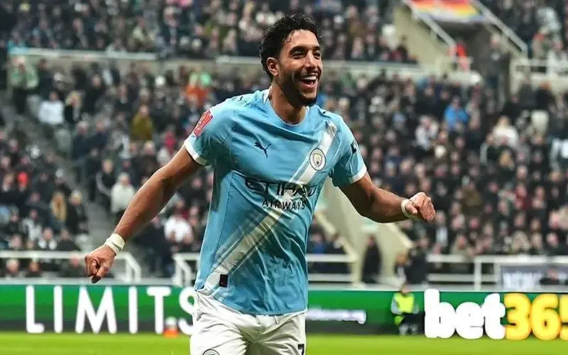 نجم عربي جديد على أبواب مانشستر سيتي.. ومصير عمر مرموش