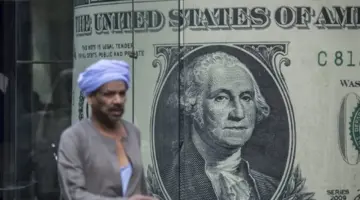 هل يستمر الجنيه في التراجع مقابل الدولار؟ خبراء يكشفون السيناريوهات المحتملة