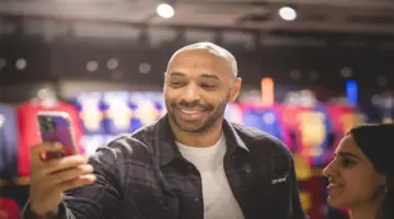 هنري: نجم برشلونة يتفوق على ميسي ويشبه كريستيانو رونالدو