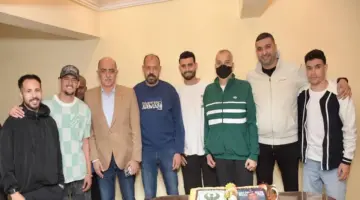 وفد من المصري والجهاز الفني واللاعبين يزورون عضو مجلس إدارة عقب عودته من رحلة علاج