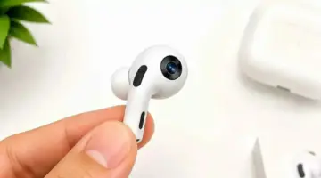 «أبل» تطور سماعات AirPods بكاميرا وذكاء اصطناعي
