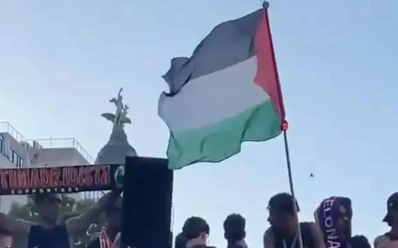 «أصبح بالغا».. تعليق قوي من هانز فليك على رفع لامين يامال علم فلسطين باحتفالات برشلونة