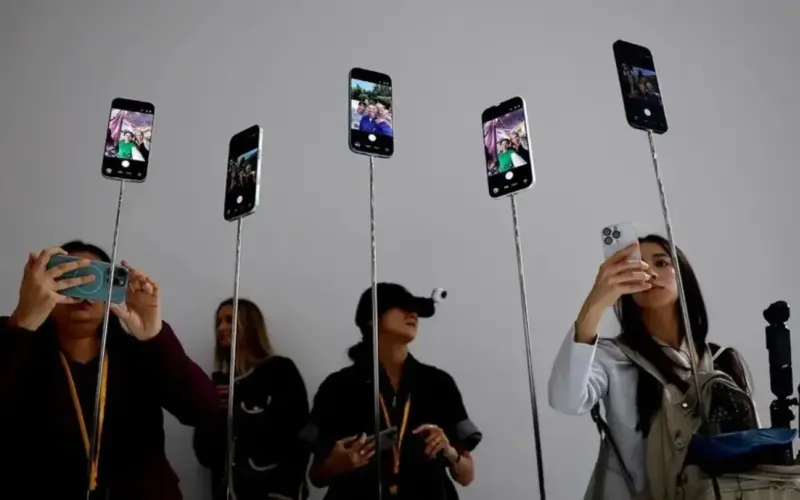 أبل” تخطط لإضافة كاميرا قابلة للتخصيص مع تجديد سيري في “iOS 27