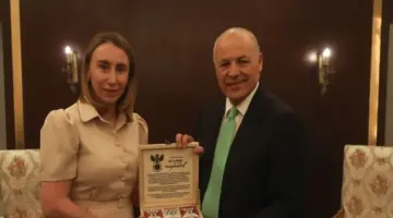 أبو ريدة يتبادل الدروع التذكارية مع رئيسة بعثة منتخب روسيا