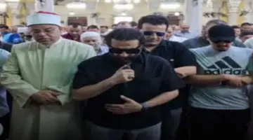 أحمد حلمي في مرمي الإنتقادات بسبب أخطاء ارتكبها أثناء صلاة الجنازة على والدته
