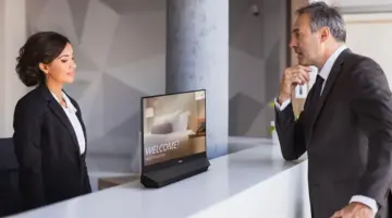 أطلقت شركة Philips شاشة مزدوجة الجوانب تتيح لشخصين العمل في وقت واحد على شاشات متقابلة في شاشة عرض دوارة واحدة