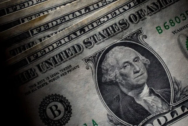 استقرار سعر الدولار أمام الجنيه بمنتصف تعاملات اليوم الأحد 31 مايو 2026