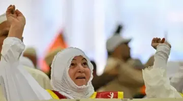 الحجاج يرمون الجمرات الثلاث في أول أيام التشريق