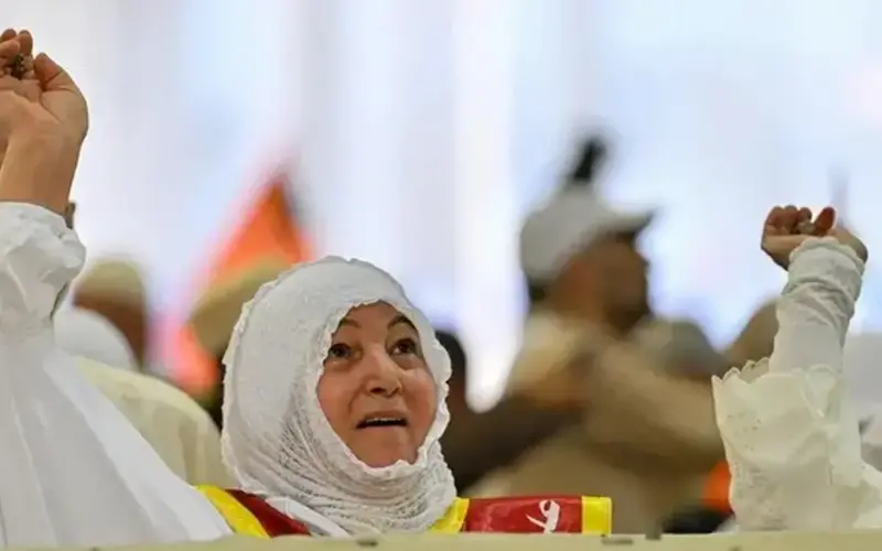 الحجاج يرمون الجمرات الثلاث في أول أيام التشريق