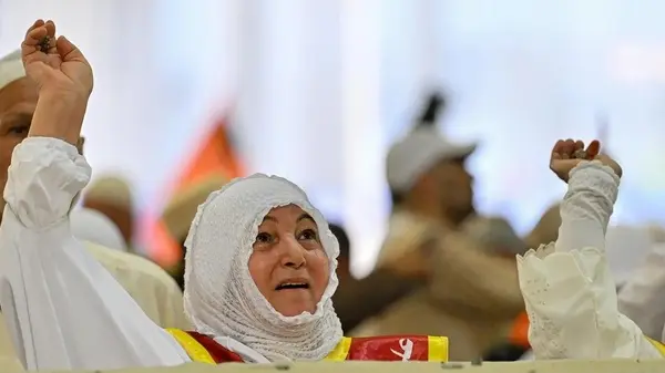 الحجاج يرمون الجمرات الثلاث في أول أيام التشريق