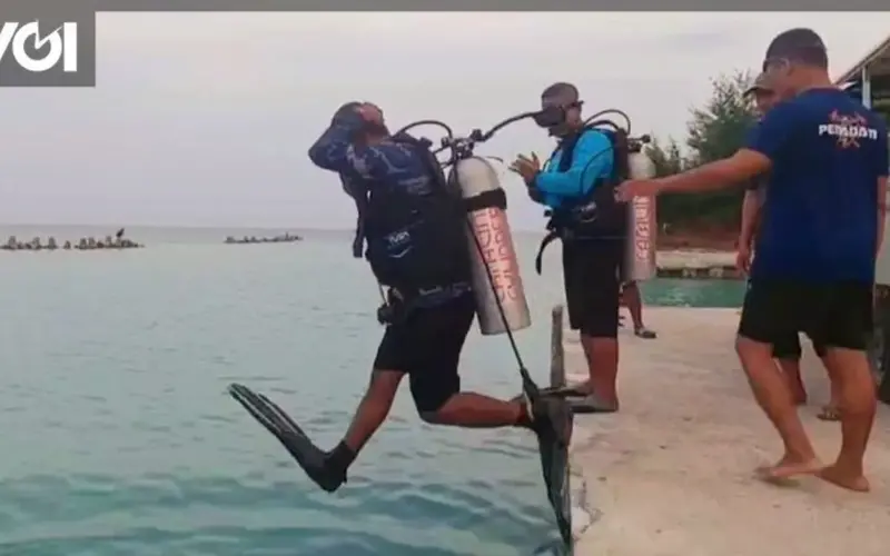 الشرطة تنفذ غوصا لإخلاء هاتف سائح غرق في جزيرة باري