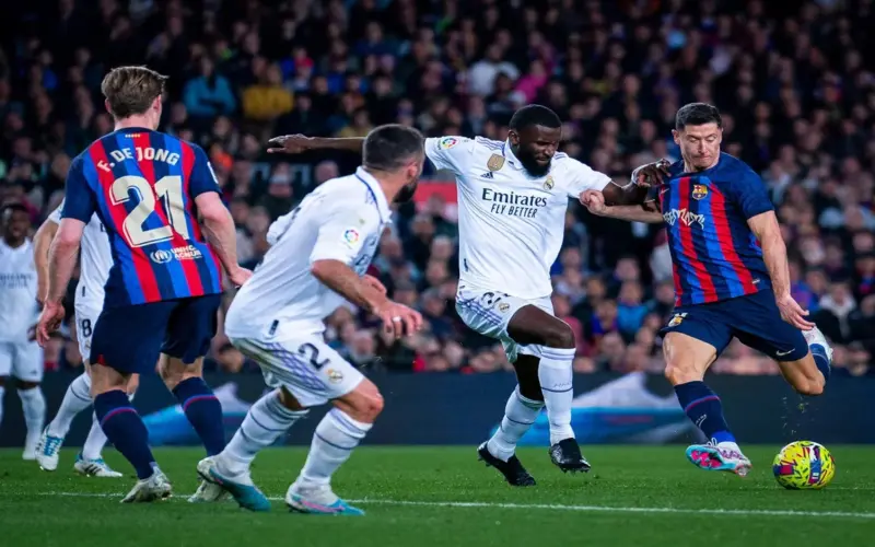 برشلونة يقترب من حسم لقب الدوري الإسباني أمام ريال مدريد في الكلاسيكو