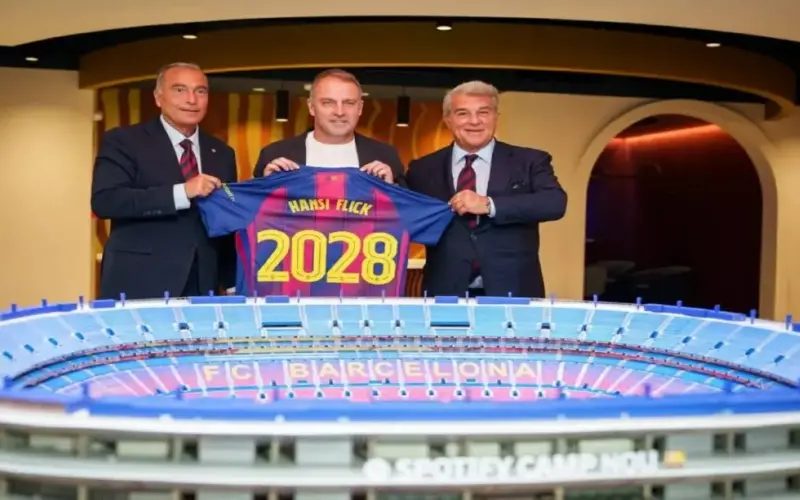 بعد حصد الألقاب.. برشلونة يجدد عقد هانز فليك