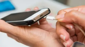 بينما تظن أنك تحميها.. عادة يومية شهيرة «تقتل» بطارية هاتفك وتُنهي عمرها فوراً! – أخبار السعودية