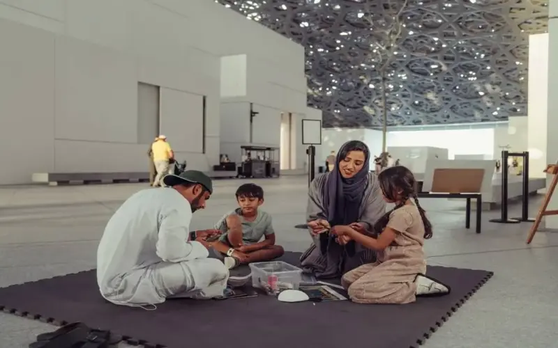 تجارب عائلية تثري زيارة «اللوفر أبوظبي»