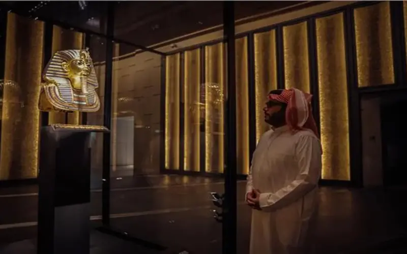 تركي آل الشيخ يهدي المتحف المصري الكبير كنزًا تاريخيًا نادرًا