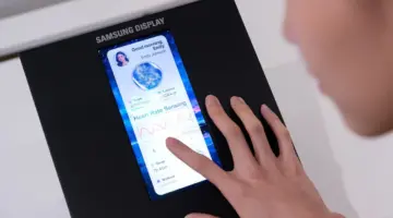 تستعرض شركة سامسونج أحدث شاشات هواتفها بتقنية OLED، بما في ذلك تلك التي تضم أجهزة استشعار صحية مدمجة.