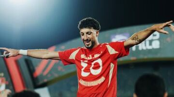 تطورات جديدة في صفقة وسام أبو علي.. الأهلي يلوّح ببقاء اللاعب