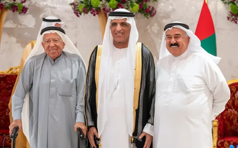 حاكم رأس الخيمة يتلقى تهاني الشيوخ والمسؤولين والمواطنين بالعيد