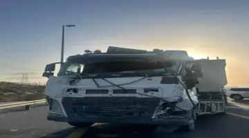 دبي.. وفاة شخص وإصابة 19 آخرين في حادث تصادم حافلة وشاحنة