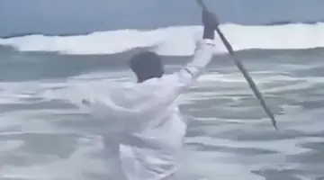 رجل من افريقيا يدعي قدرته على شق البحر بعصاه مثل سيدنا موسى ونهاية مأساوية له